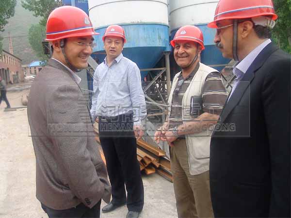伊朗客戶現場考察陶粒回轉窯生產線